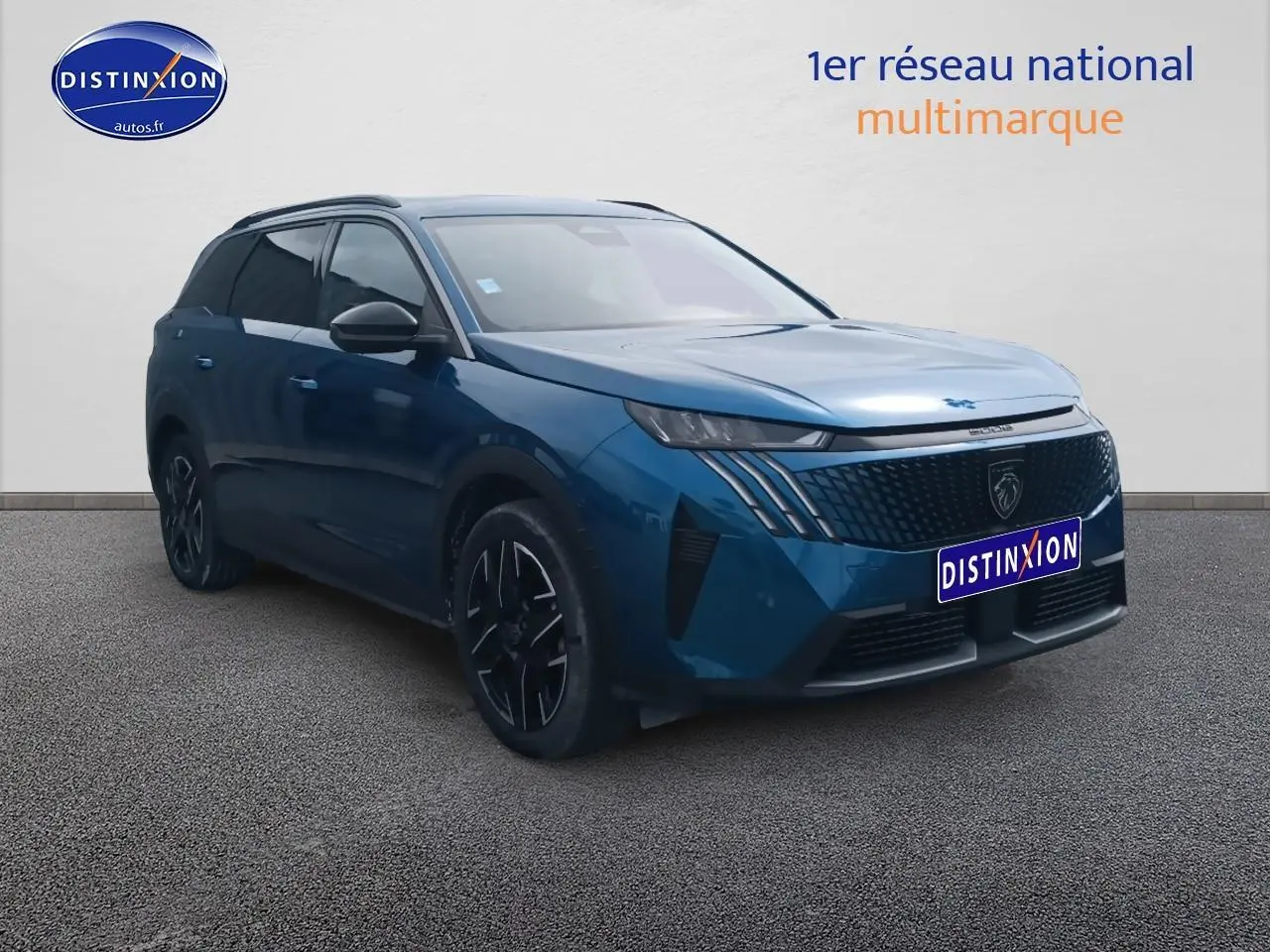Peugeot 5008 Hybrid bleu en 3/4 avant droit avec calandre noire et jantes alu noires.