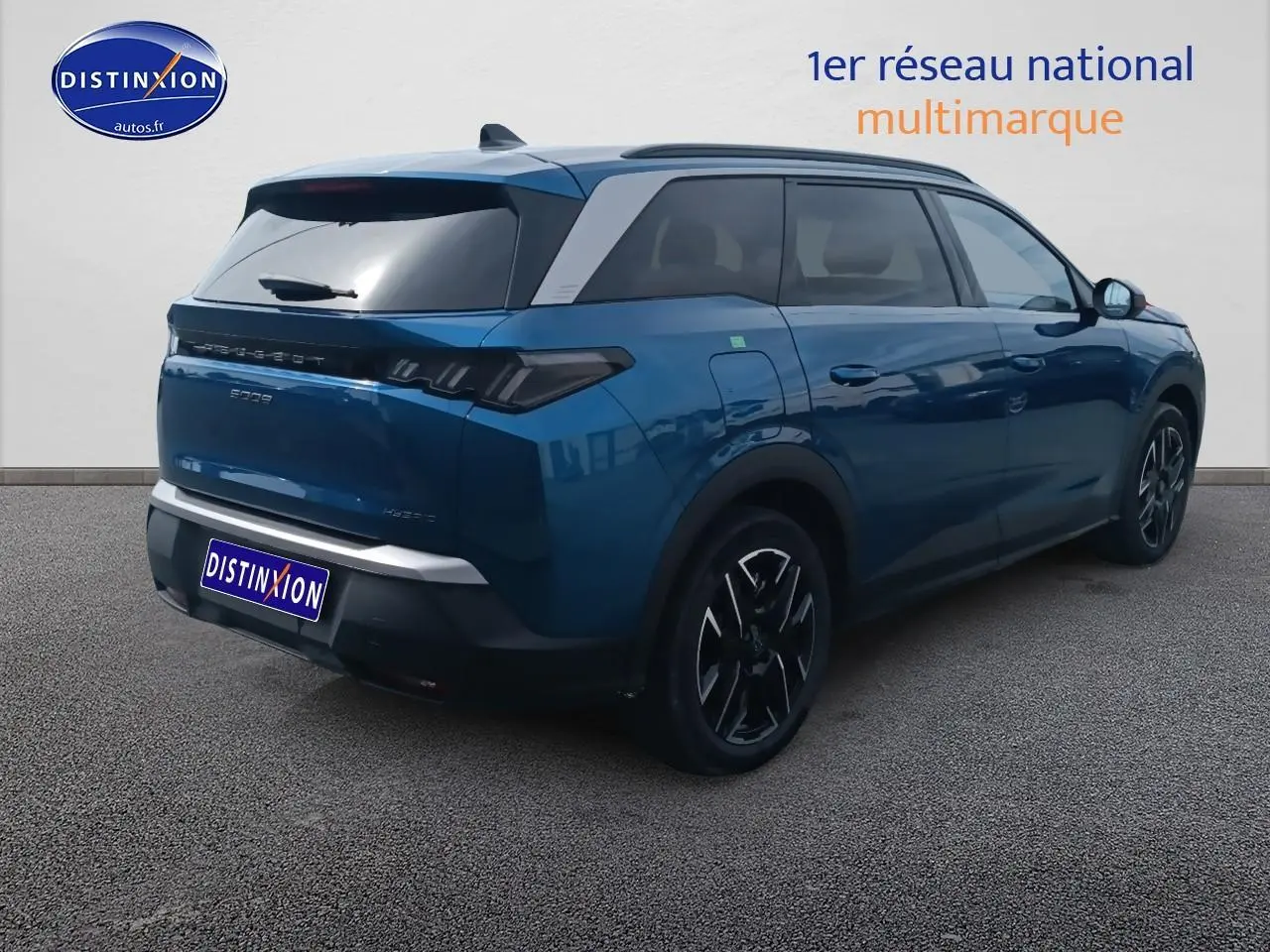 Peugeot 5008 Hybrid 145 allure bleu vue 3/4 arrière droit avec jantes alu et toit noir contrasté.