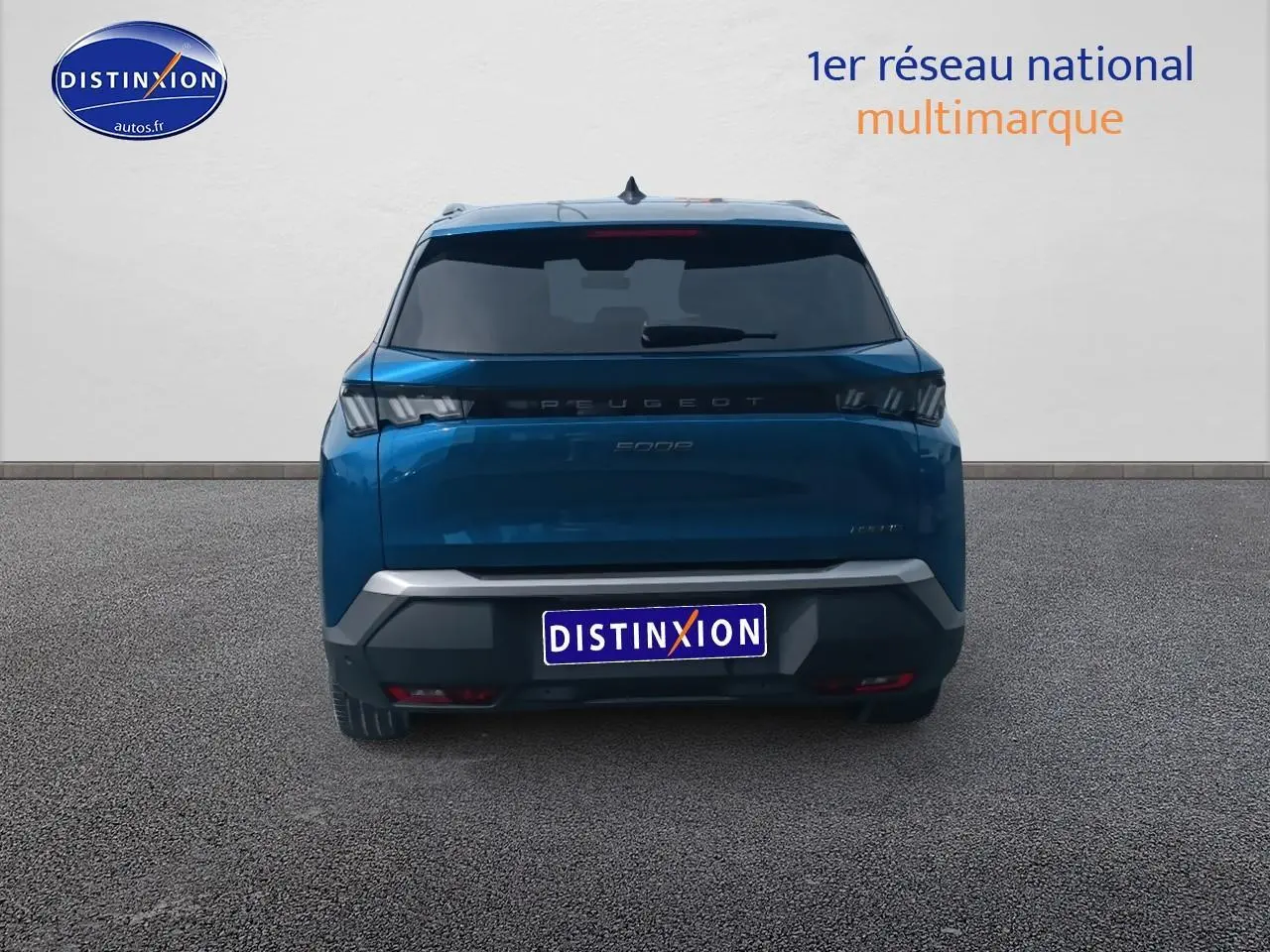 Vue arrière d'un Peugeot 5008 bleu 2025 avec feux LED et lunette arrière surteintée.