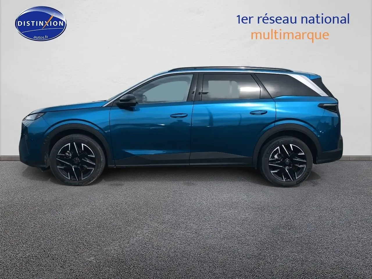Vue de profil côté gauche d’un Peugeot 5008 Hybrid 145 allure e-dcs6 bleu avec jantes alu noires et toit argenté.