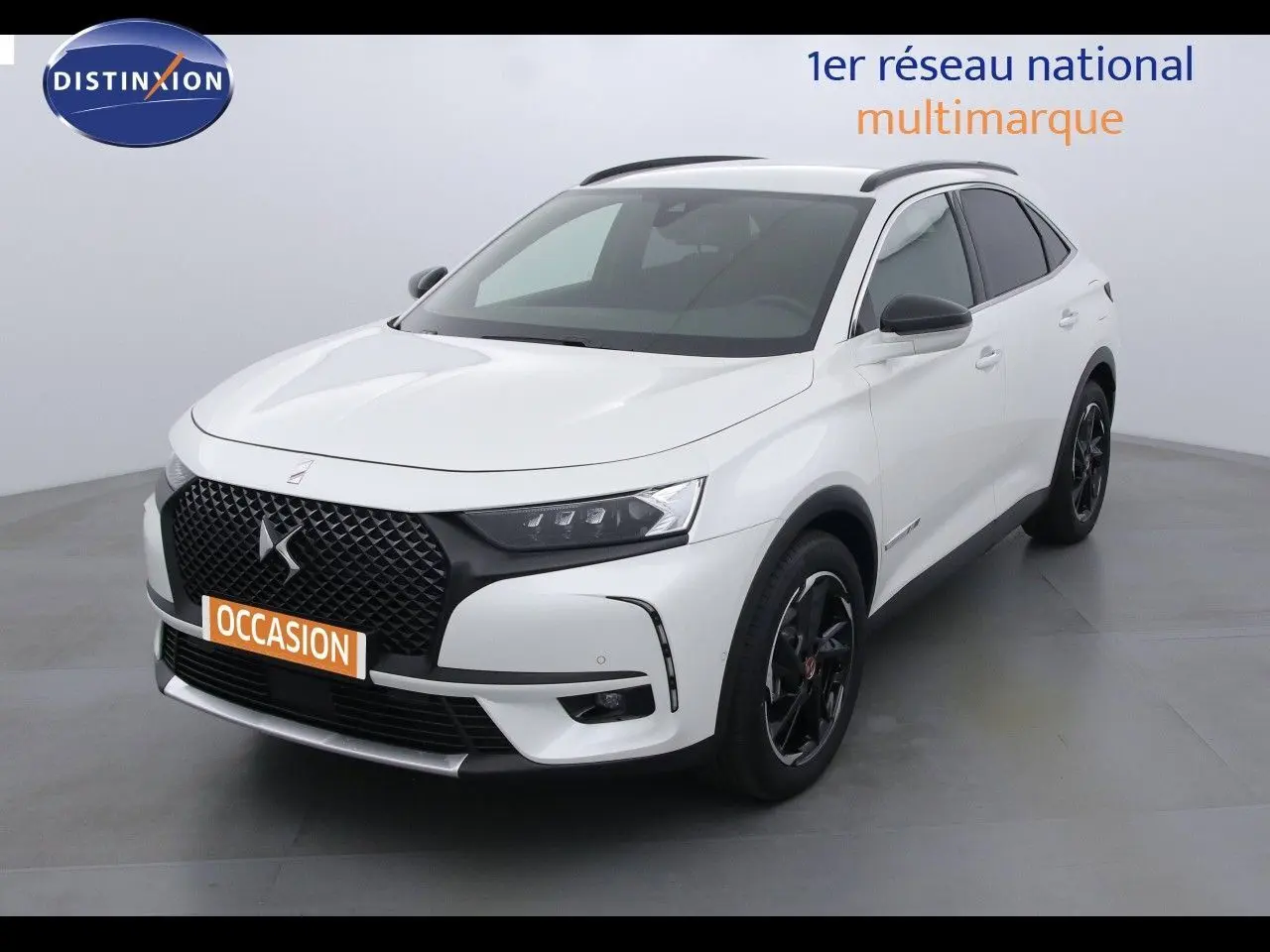 DS7 Crossback E-TENSE blanc nacré en 3/4 avant droit, avec calandre noire et jantes noires distinctives.