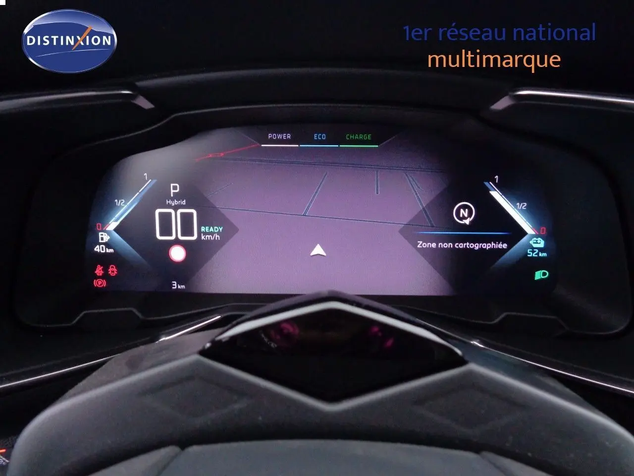 Tableau de bord numérique du DS7 Crossback E-TENSE 300CH 4X4 en vue frontale, affichage hybride et navigation.