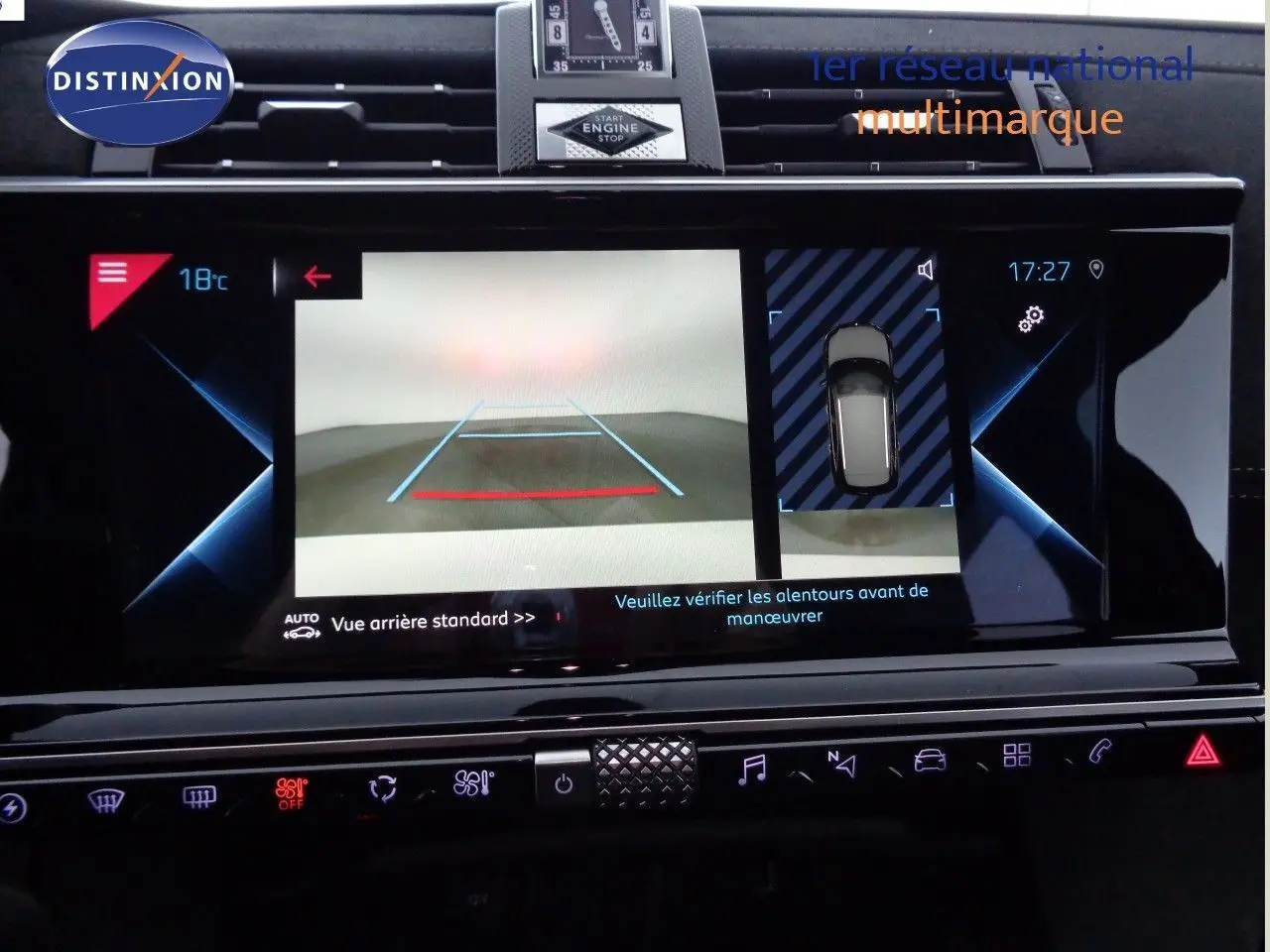 Écran central du DS7 Crossback E-TENSE 2021 montrant la caméra de recul et l'affichage des aides à la conduite.
