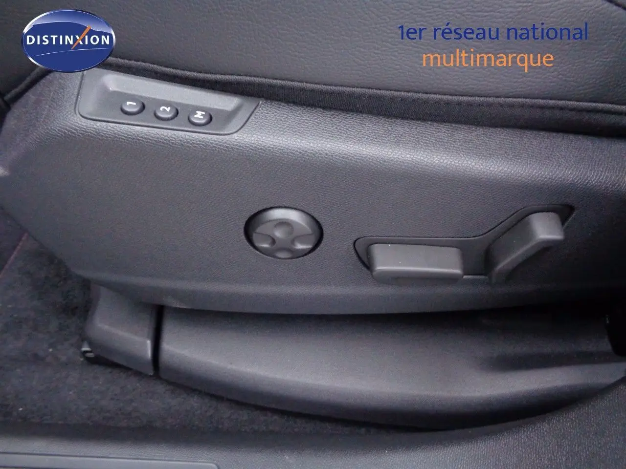Réglages électriques du siège conducteur en cuir noir du DS7 Crossback E-TENSE 2021, vue côté gauche.