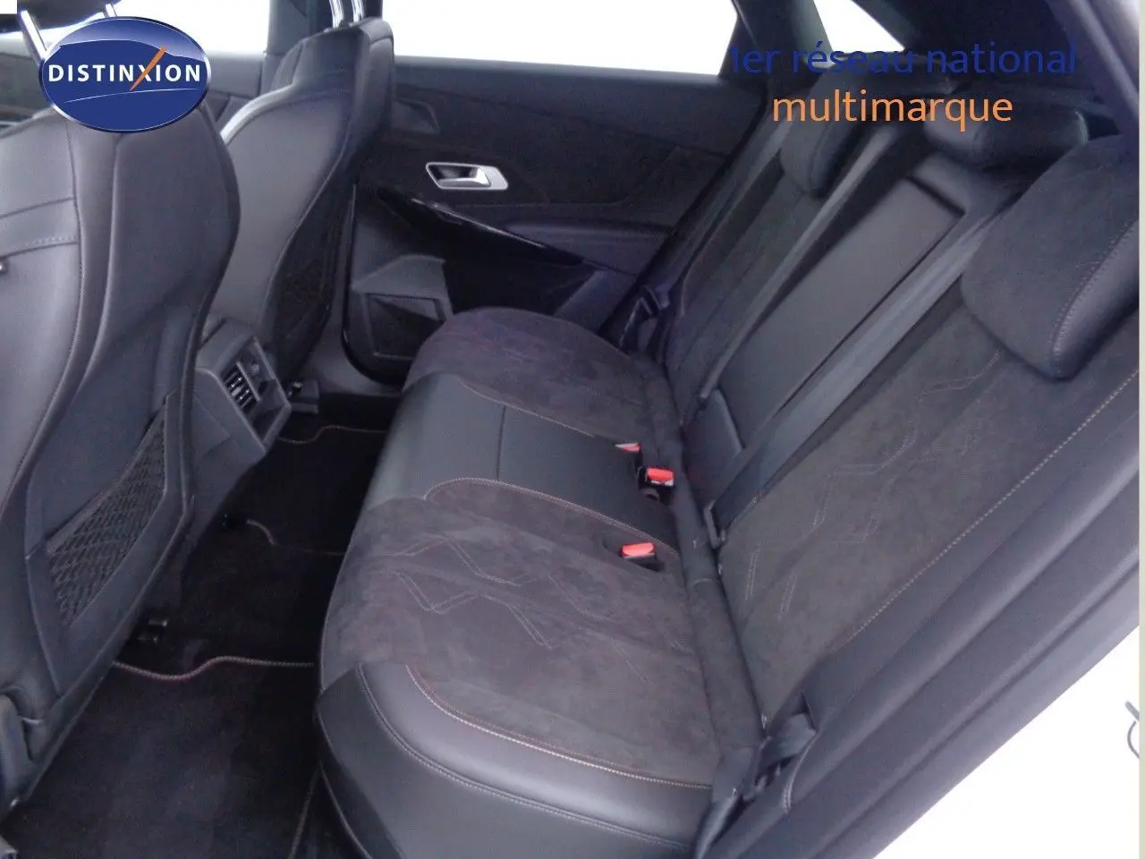 Vue intérieure des sièges arrière en cuir noir et alcantara du DS7 Crossback E-TENSE 2021, côté droit.