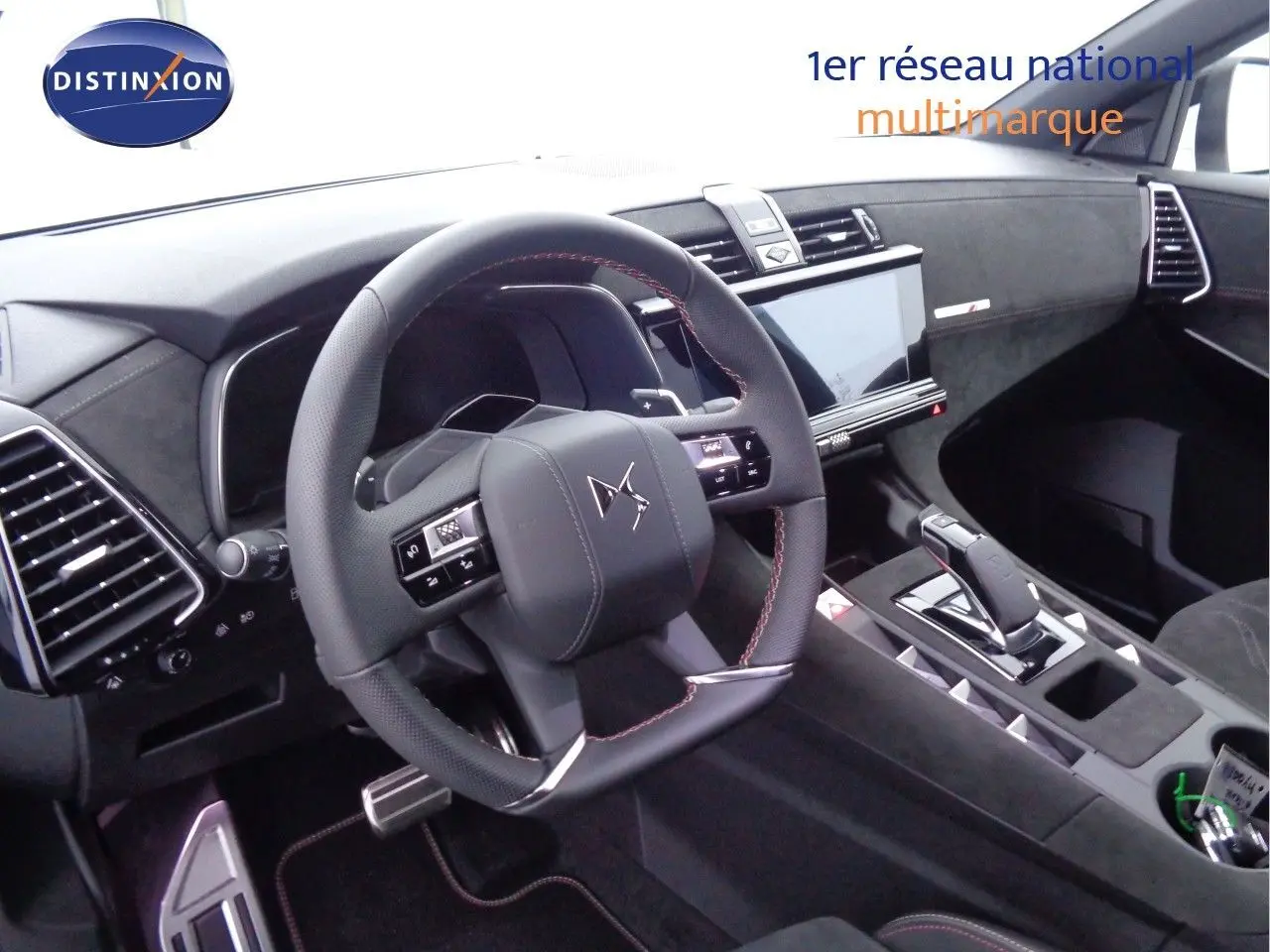 Intérieur avant du DS7 Crossback E-TENSE 2021 avec volant cuir noir, console centrale moderne et finitions en alcantara.
