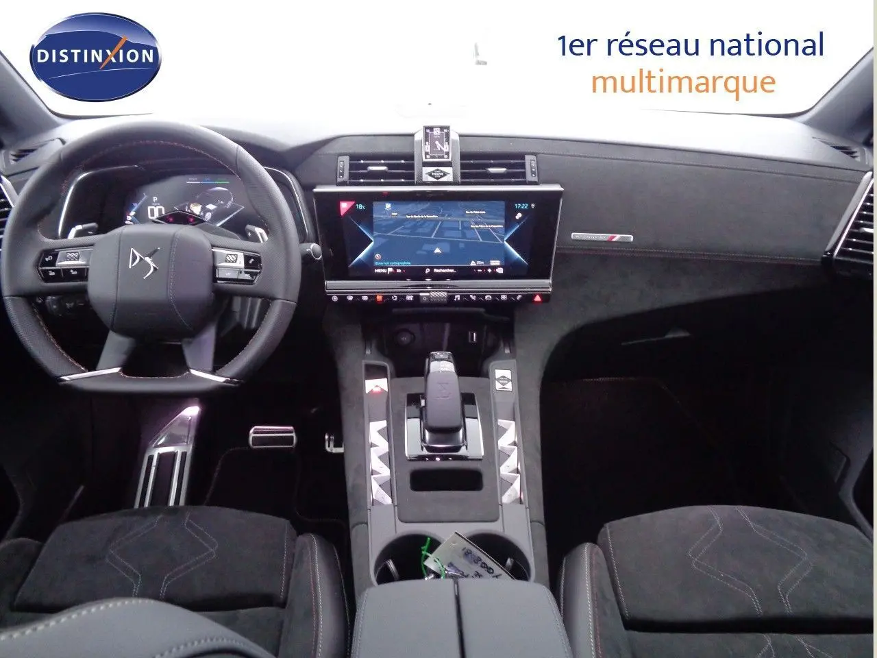 Vue intérieure avant du DS7 Crossback E-TENSE 300CH, tableau de bord moderne avec écran tactile et volant multifonction noir.