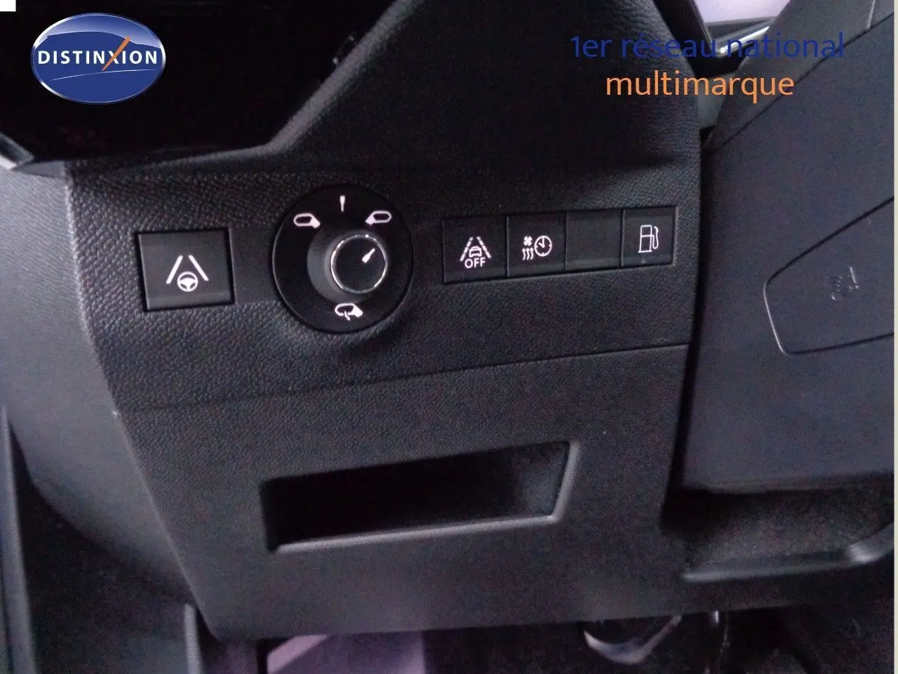 Détail des commandes latérales noires sur tableau de bord du DS7 Crossback blanc nacré 2021 hybride rechargeable.