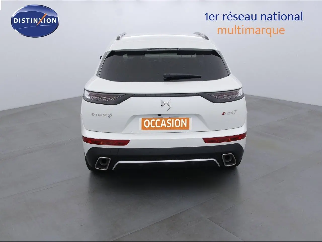 Vue arrière d'un DS7 Crossback blanc nacré avec feux LED et double sortie d'échappement carrée.