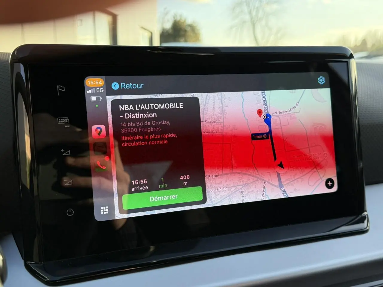 Écran tactile du système de navigation NaviSystem+9 dans le tableau de bord de la SEAT IBIZA TSI 115 FR 2025