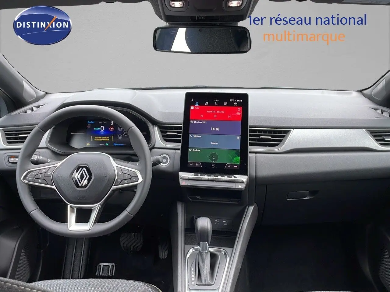 Vue intérieure avant du tableau de bord du Renault Captur 2025 avec écran tactile vertical et volant multifonction gris.