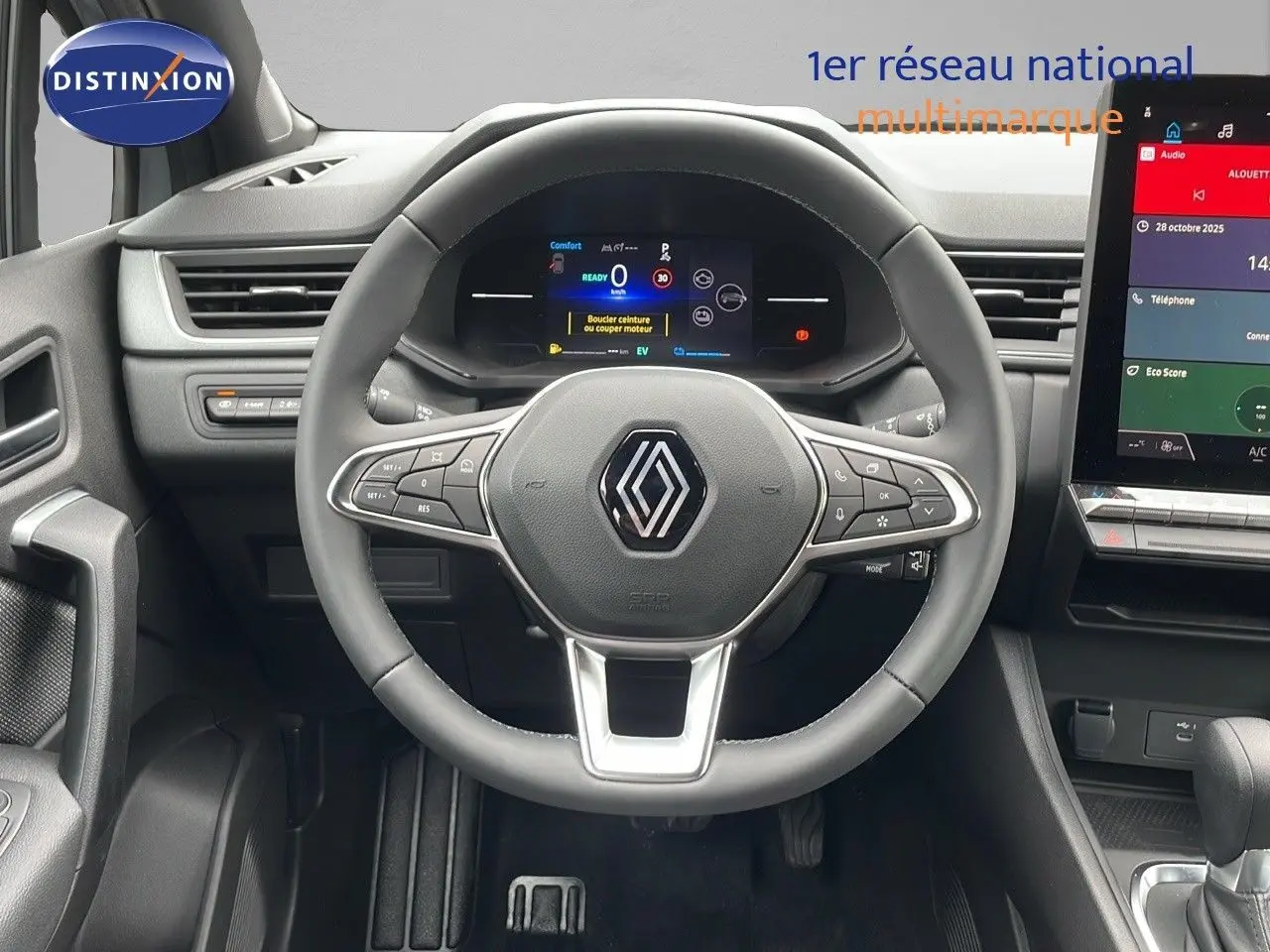 Vue intérieure centrée sur le volant du Renault Captur 2025, tableau de bord numérique et écran tactile visibles.