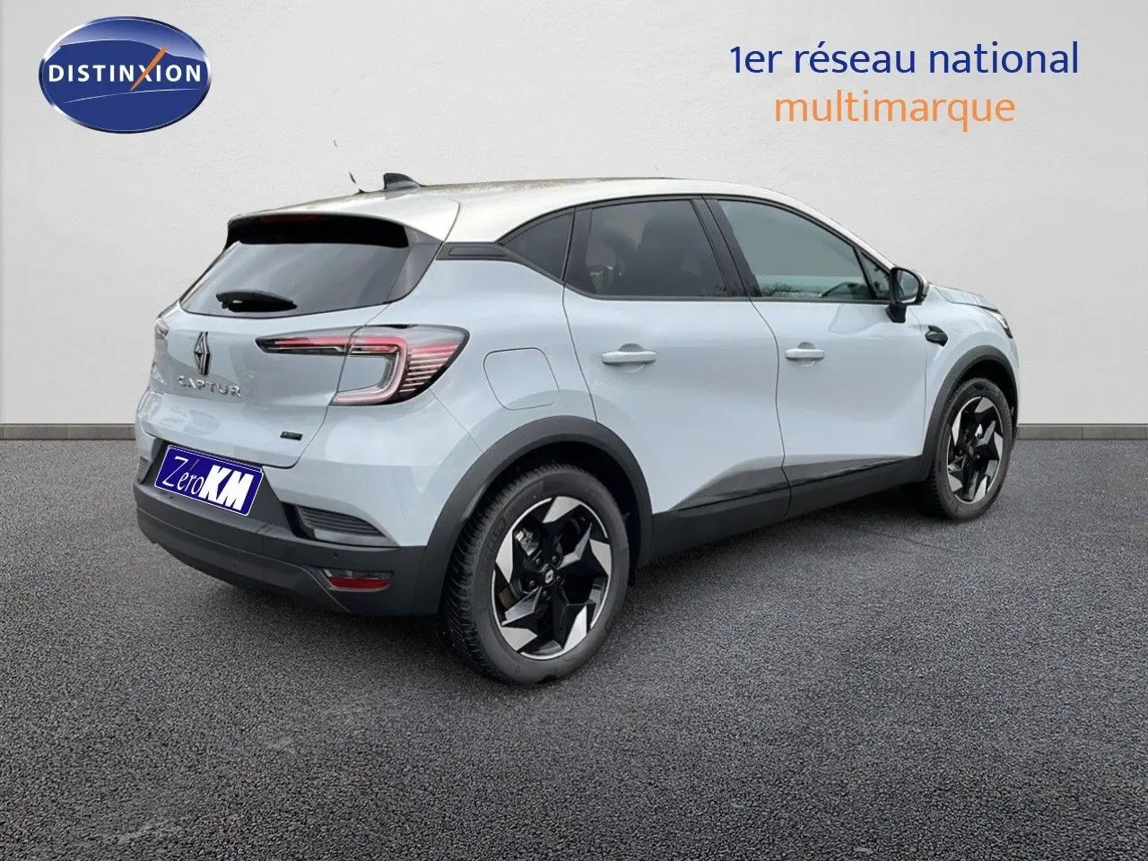 Vue 3/4 arrière droite du Renault Captur gris Rafale métal avec toit beige et jantes noires au design moderne.