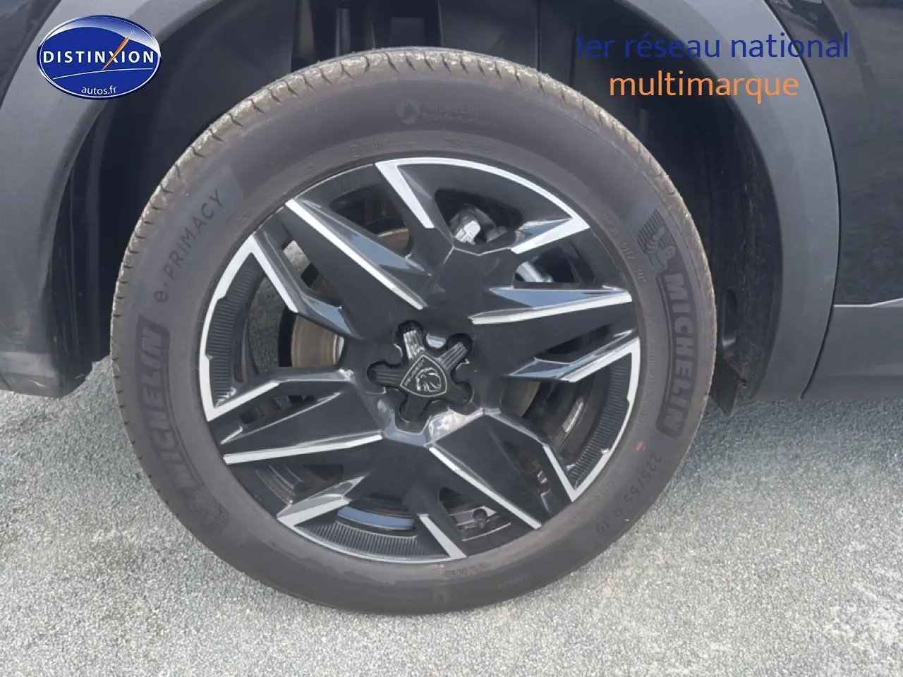 Gros plan sur la jante alu noire et argentée d’un Peugeot 5008 Hybrid 145 allure e-dcs6 noir, roue avant droite.