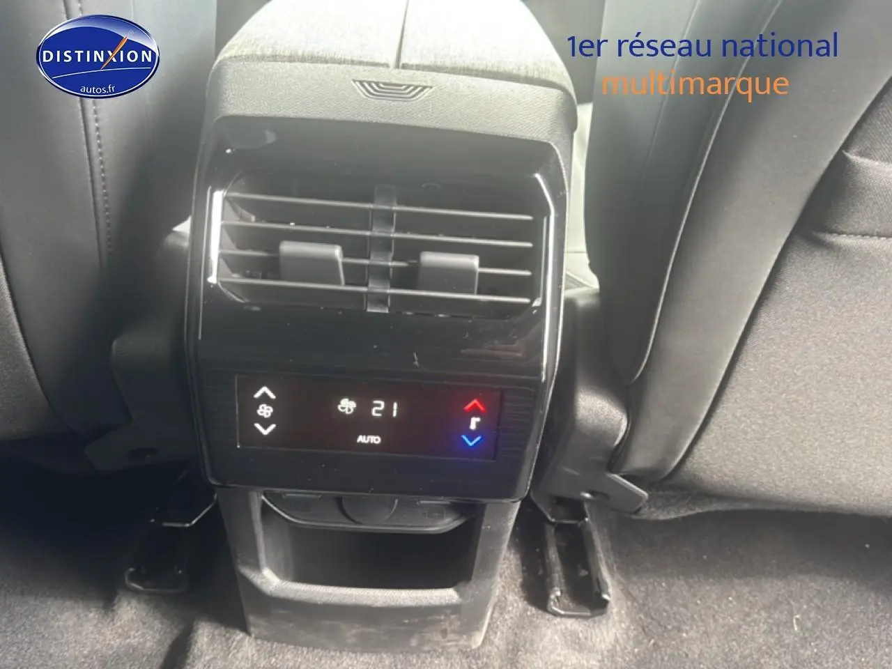 Vue rapprochée de la console arrière noire du Peugeot 5008 Hybrid 145 allure e-dcs6 avec commandes climatisation digitale.