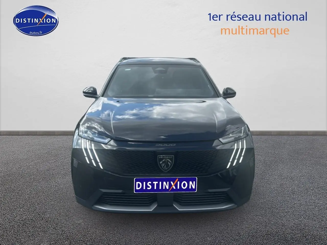 Vue frontale d’un Peugeot 5008 noir avec phares LED distinctifs et calandre imposante.