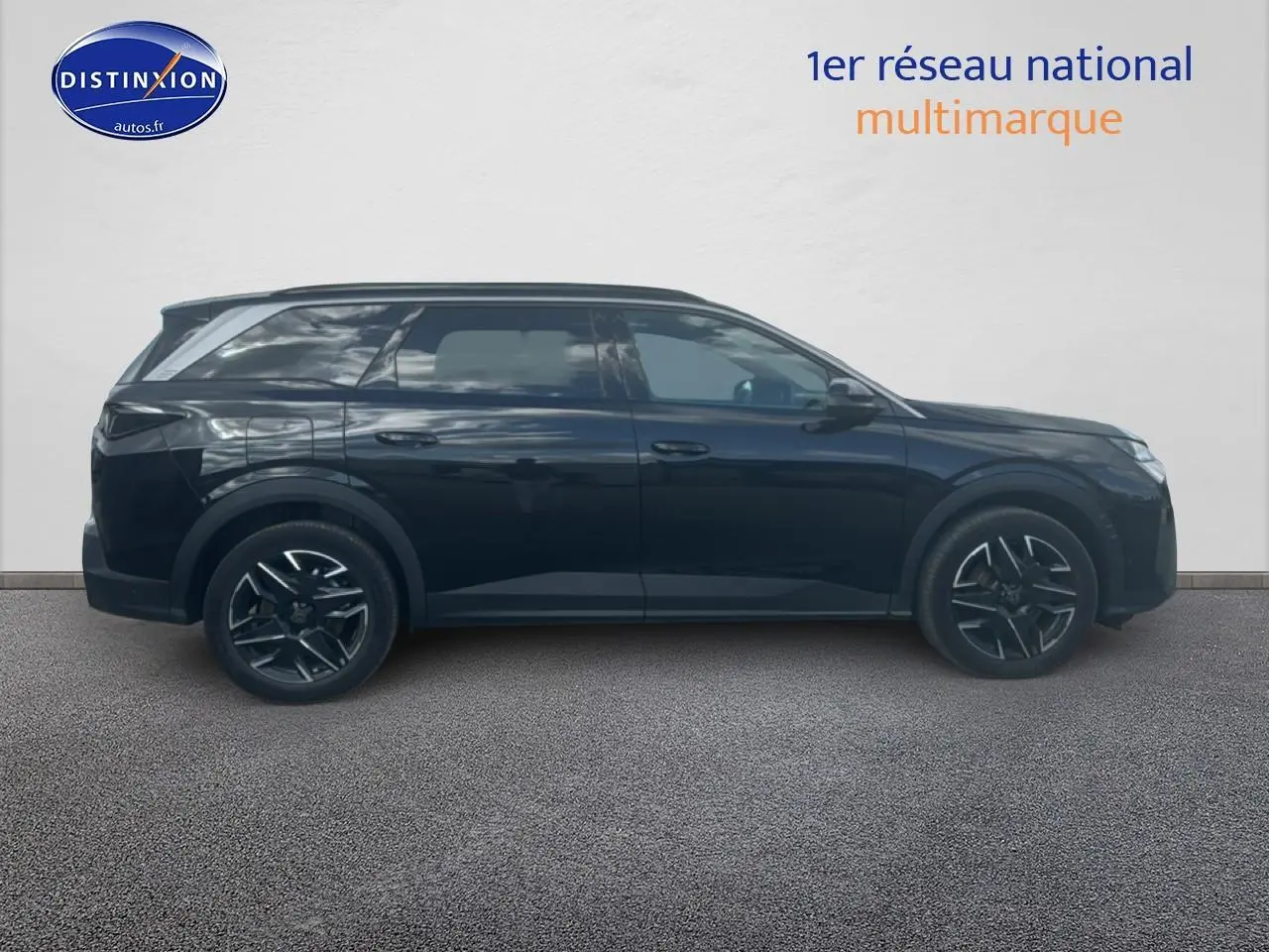 Profil côté gauche d’un Peugeot 5008 Hybrid 145 allure e-dcs6 noir avec jantes alu et vitres surteintées.