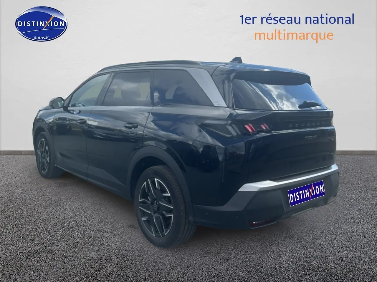 Peugeot 5008 noir en 3/4 arrière droit, avec feux arrière LED et jantes alliage visibles.