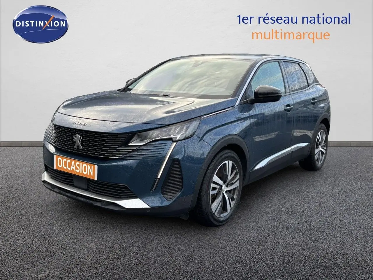 Peugeot 3008 bleu Célèbes en 3/4 avant droit, mettant en valeur ses optiques LED et sa calandre distinctive.