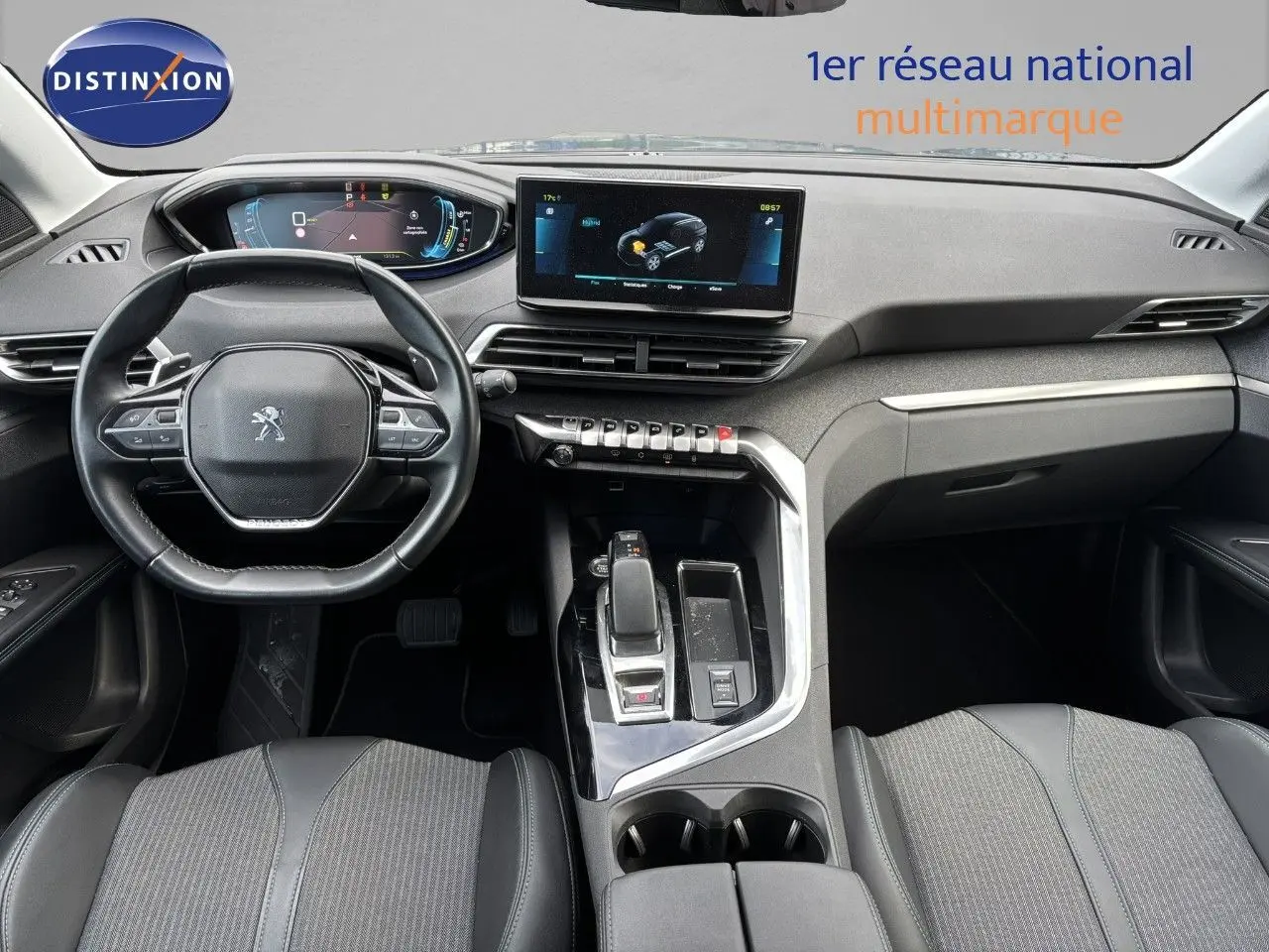 Vue intérieure frontale du tableau de bord et volant du Peugeot 3008 hybride rechargeable, finition Allure Pack.