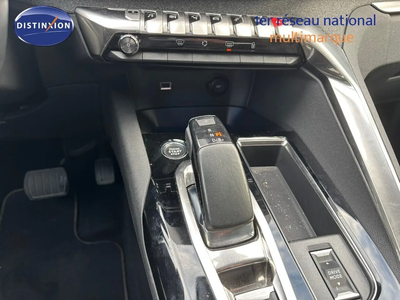 Le levier de vitesses automatique et le bouton start/stop du Peugeot 3008 hybride, vue rapprochée de la console centrale.