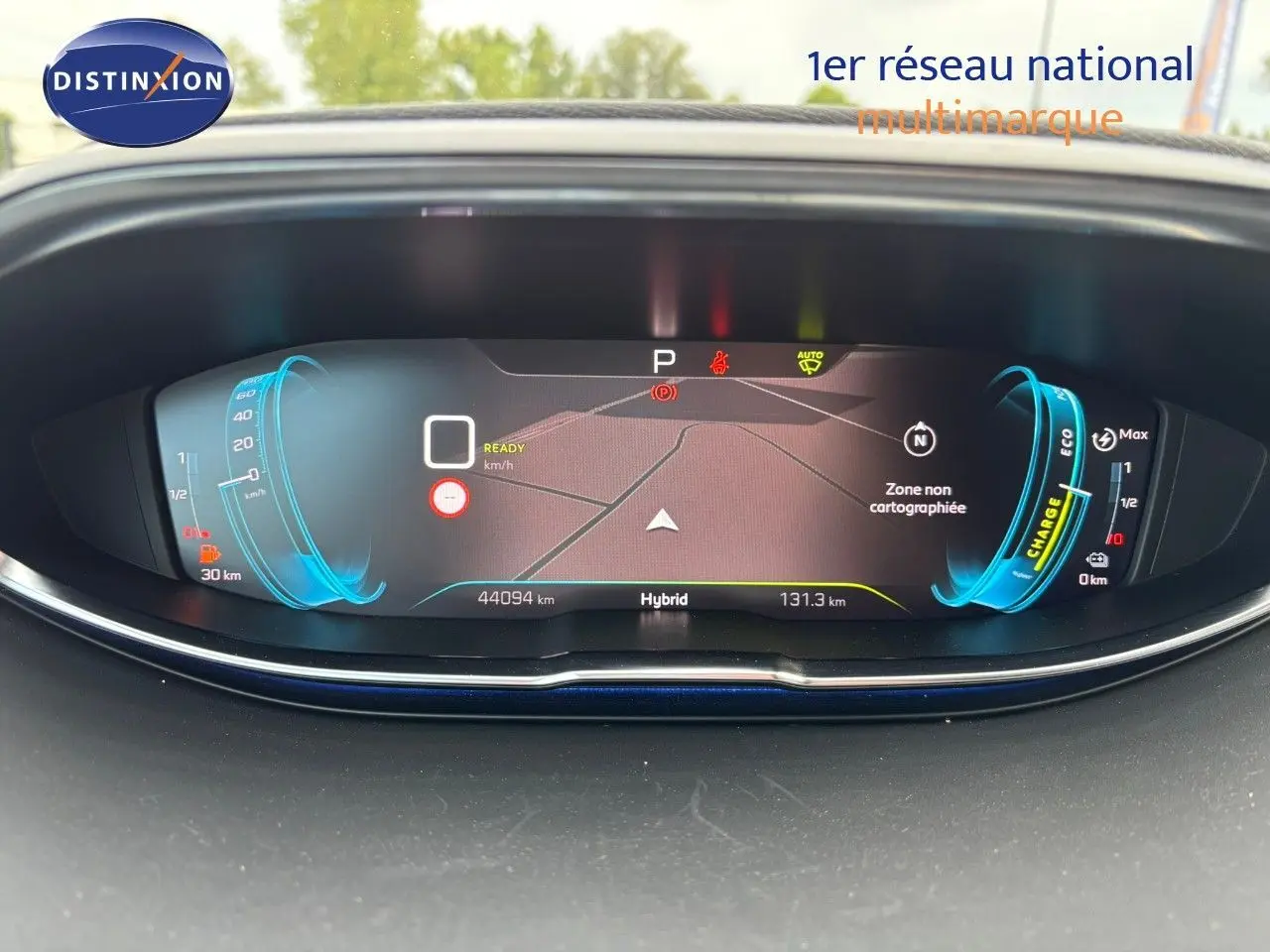 Tableau de bord numérique du Peugeot 3008 hybride 2022 affichant la navigation et les jauges d'énergie en vue frontale rapprochée.