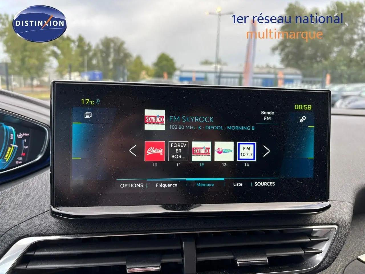 Écran tactile central du Peugeot 3008 hybride 2022 affichant les stations radio FM avec tableau de bord partiel visible.