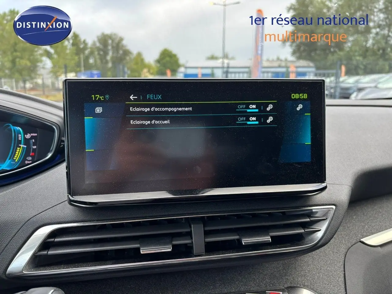 Écran tactile central du tableau de bord du Peugeot 3008 bleu Celebes, vue intérieure avant, affichage des réglages d'éclairage