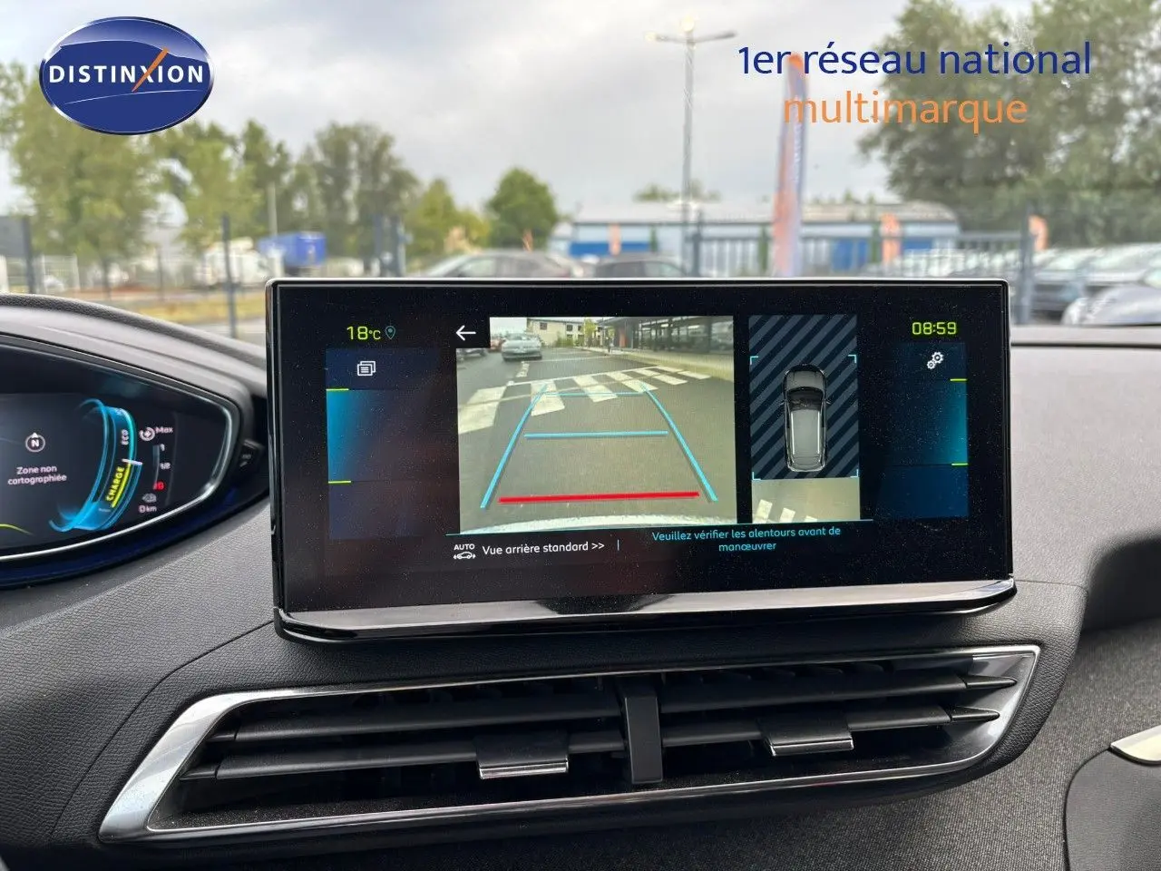 Écran central du Peugeot 3008 hybride 2022 affichant la caméra de recul et l'aide au stationnement.