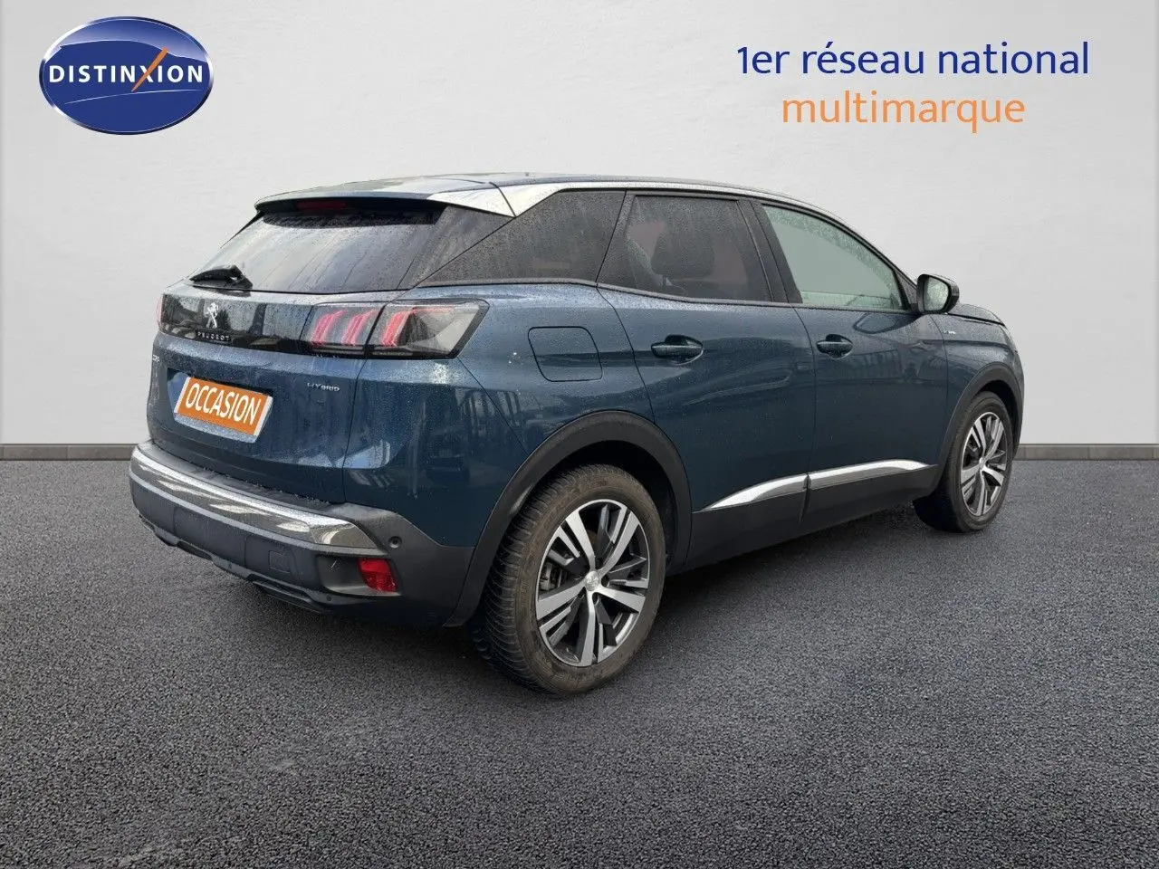 Peugeot 3008 hybride rechargeable bleu Célèbes en 3/4 arrière droit, avec jantes alliage et feux arrière LED distinctifs.