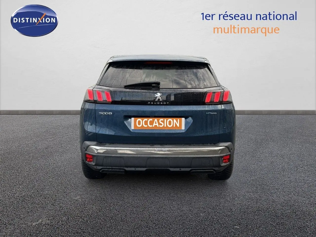 Vue arrière du Peugeot 3008 hybride rechargeable bleu Celebes avec feux LED caractéristiques et plaque occasion.