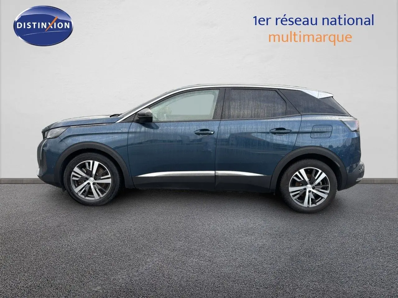 Profil côté gauche d'un Peugeot 3008 bleu Celebes hybride rechargeable 2022 avec jantes alliage bicolores.