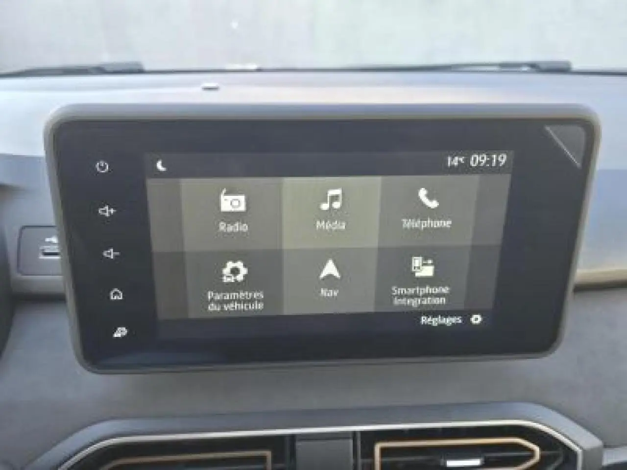 Écran tactile central du système multimédia de la Dacia Sandero III Stepway, affichant les options radio, média et navigation.