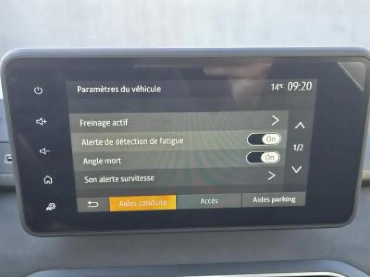 Écran tactile central de la Dacia Sandero Stepway 2025 affichant les paramètres d'aides à la conduite.