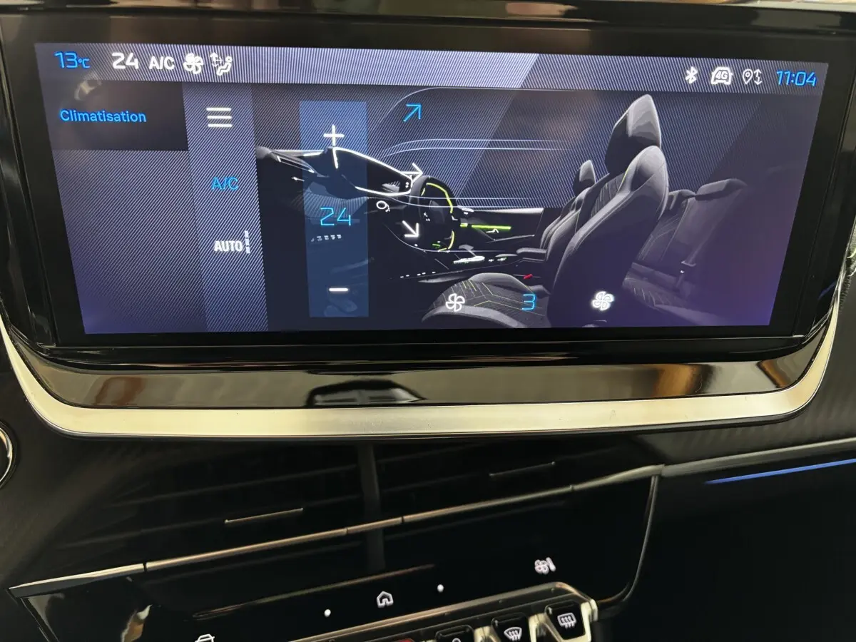 Écran tactile central affichant la climatisation et la vue intérieure des sièges avant et arrière du Peugeot 208 Hybrid gris clair.