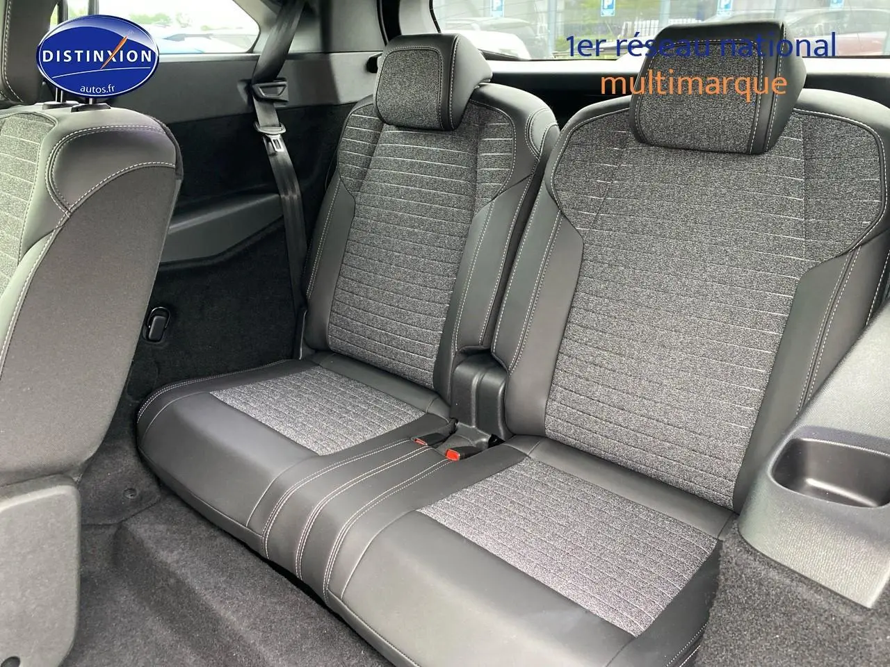 Vue rapprochée des deux sièges arrière gris tissu et cuir du Peugeot 5008 Hybrid 145 allure e-dcs6 2025.