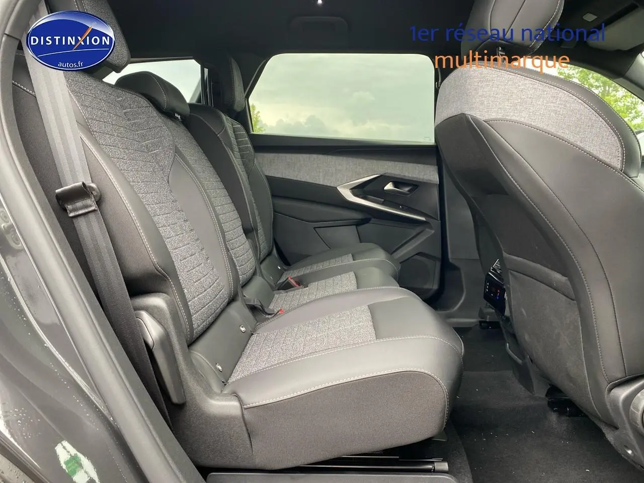 Vue latérale gauche sur les sièges arrière gris tissu et cuir du Peugeot 5008 Hybrid 145 allure 2025.