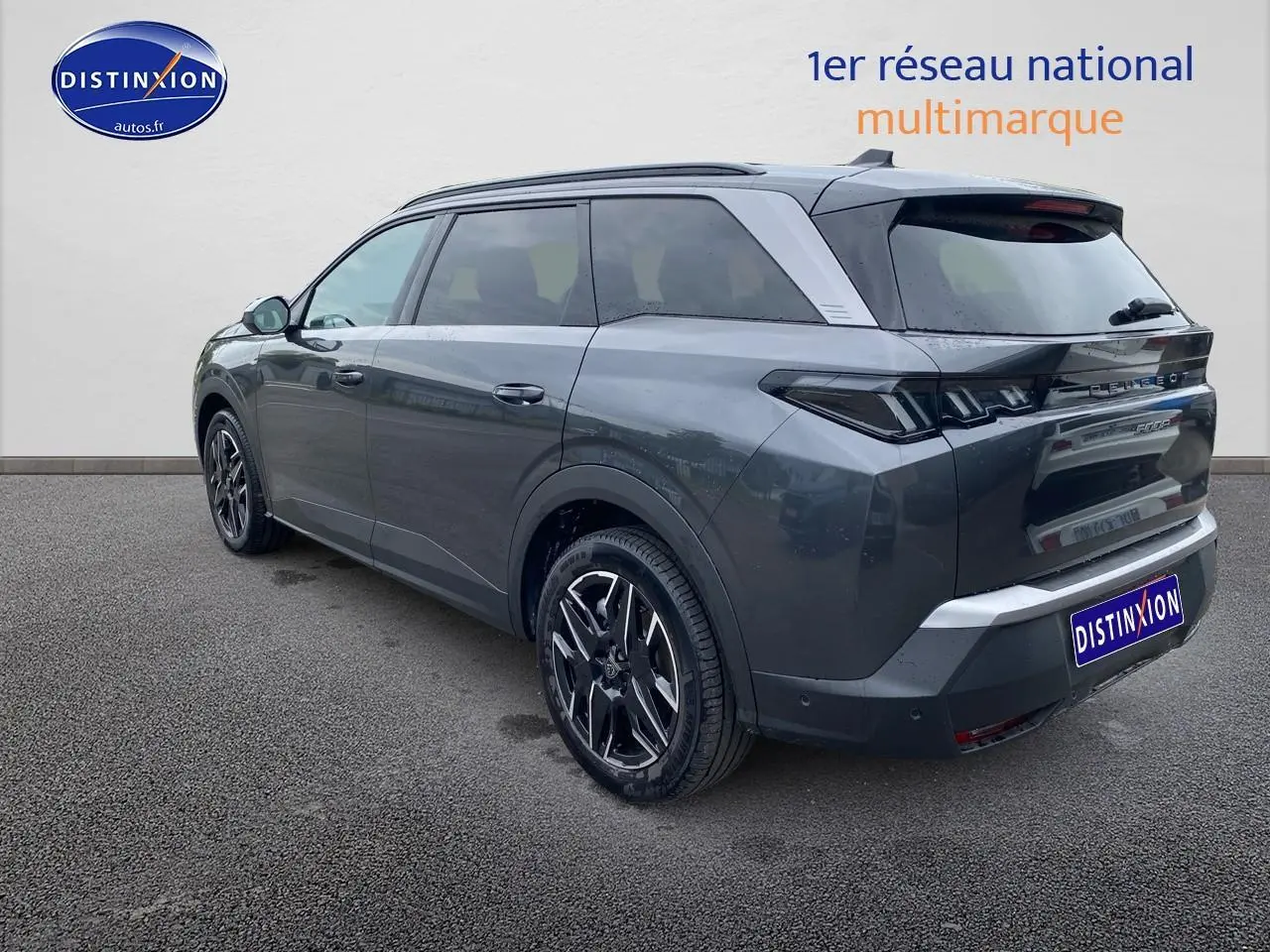Vue 3/4 arrière droite d’un Peugeot 5008 Hybrid 145 allure gris titane avec jantes alu et feux arrière LED.