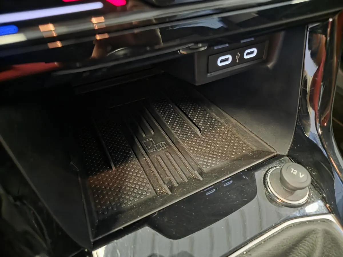 Gros plan sur la console centrale noire du Volkswagen T-Cross gris 2025 avec ports USB-C et prise 12V visible.