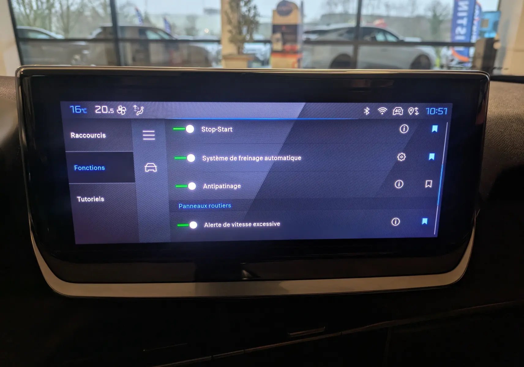 Écran tactile 10 pouces affichant les fonctions d'aide à la conduite dans le Peugeot 2008 noir Perla 2024.