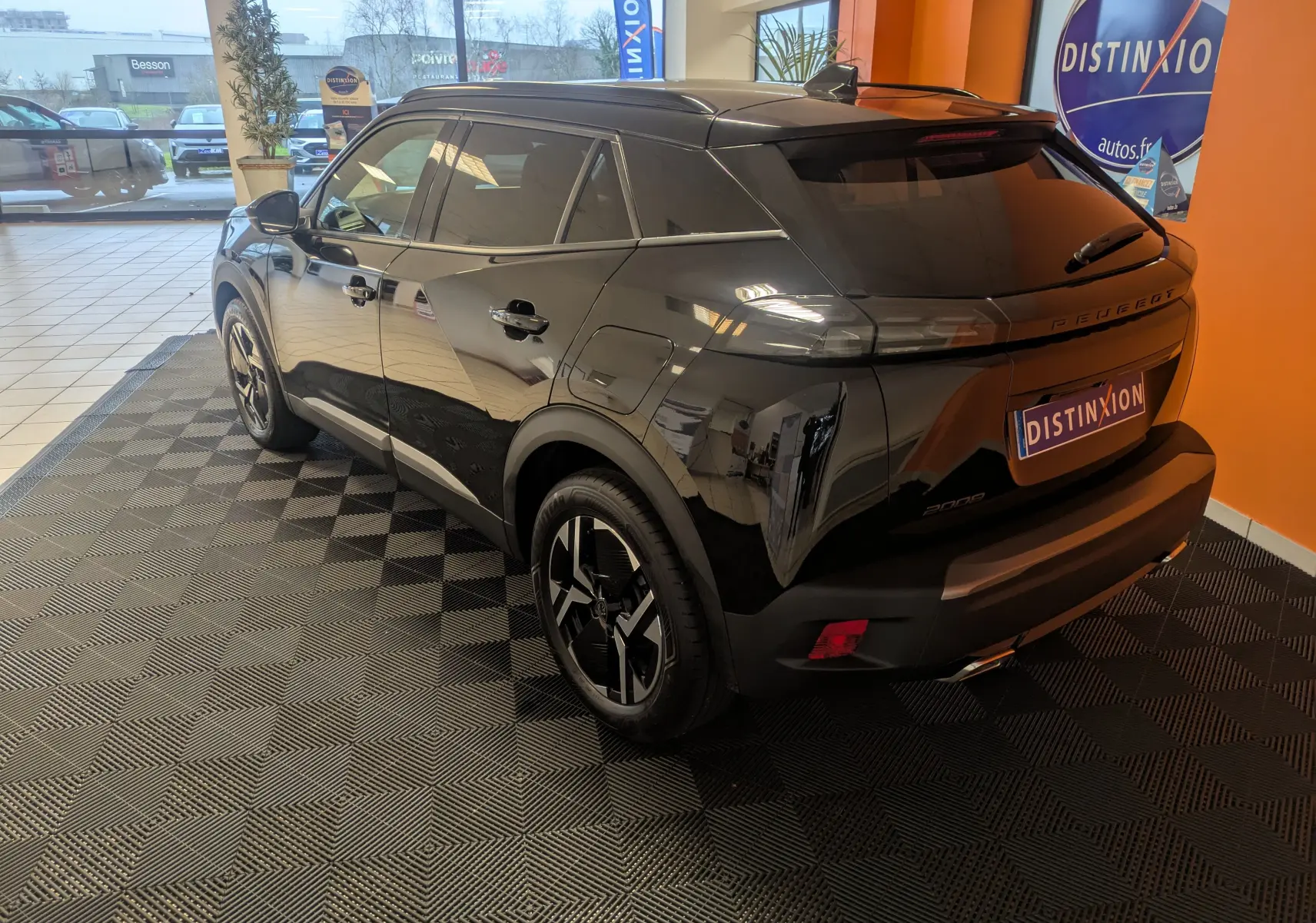 Peugeot 2008 noir perla vue 3/4 arrière droit en intérieur, avec jantes alliage 17'' et vitres surteintées.