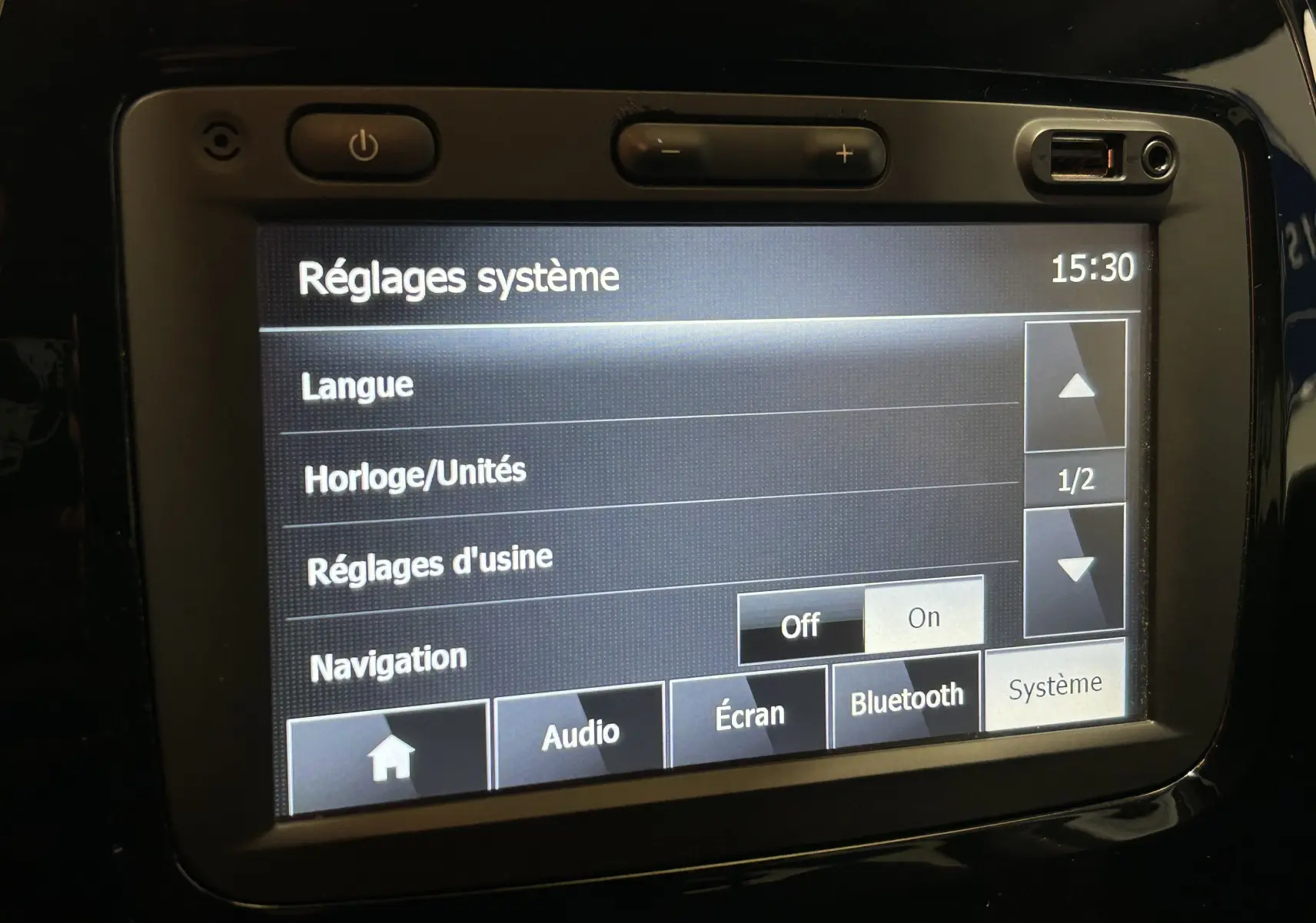 Écran tactile du système multimédia du Renault Captur gris 2015 affichant les réglages système et options de navigation.