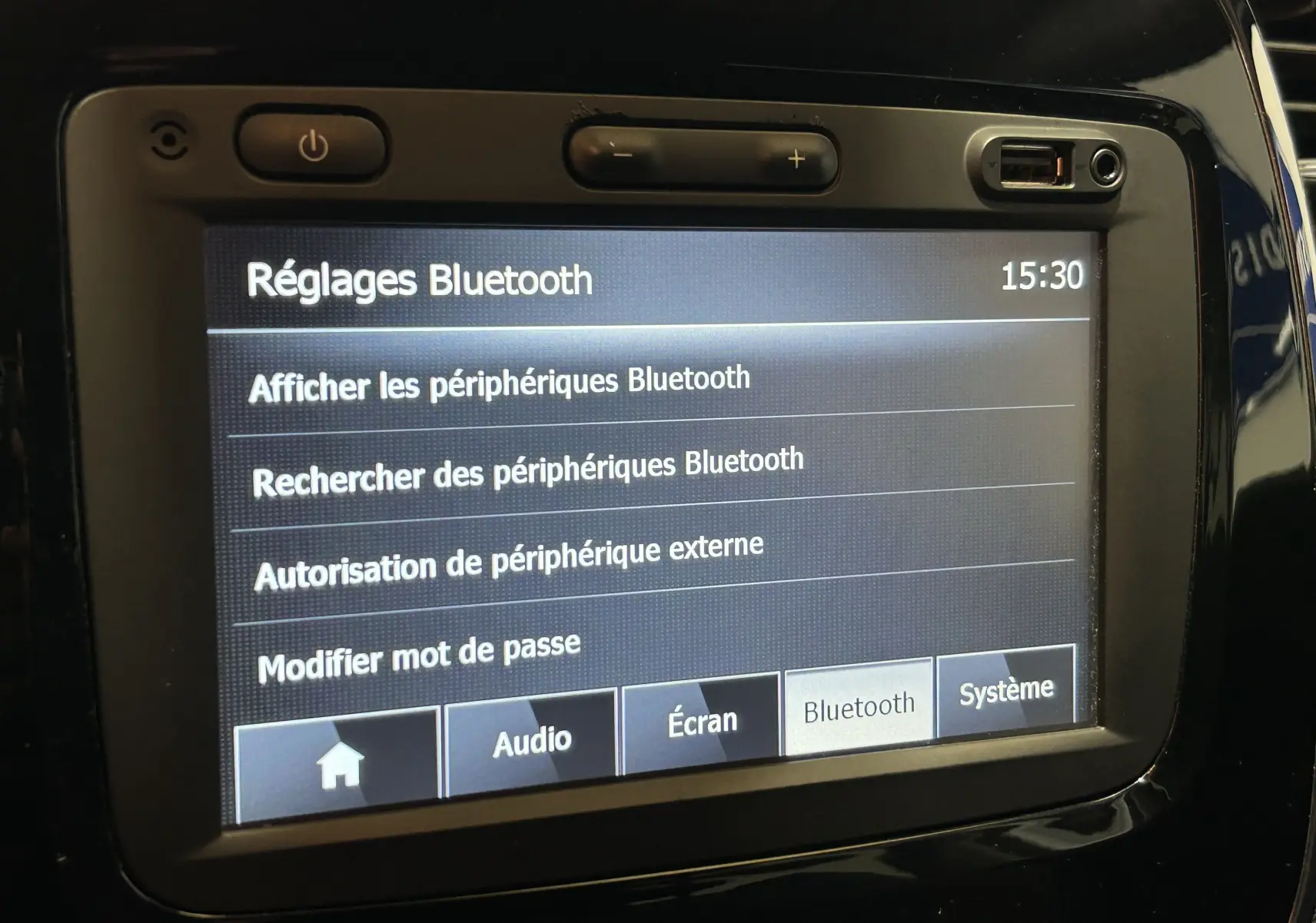 Écran tactile du système GPS du Renault Captur gris, affichant les réglages Bluetooth en intérieur véhicule.