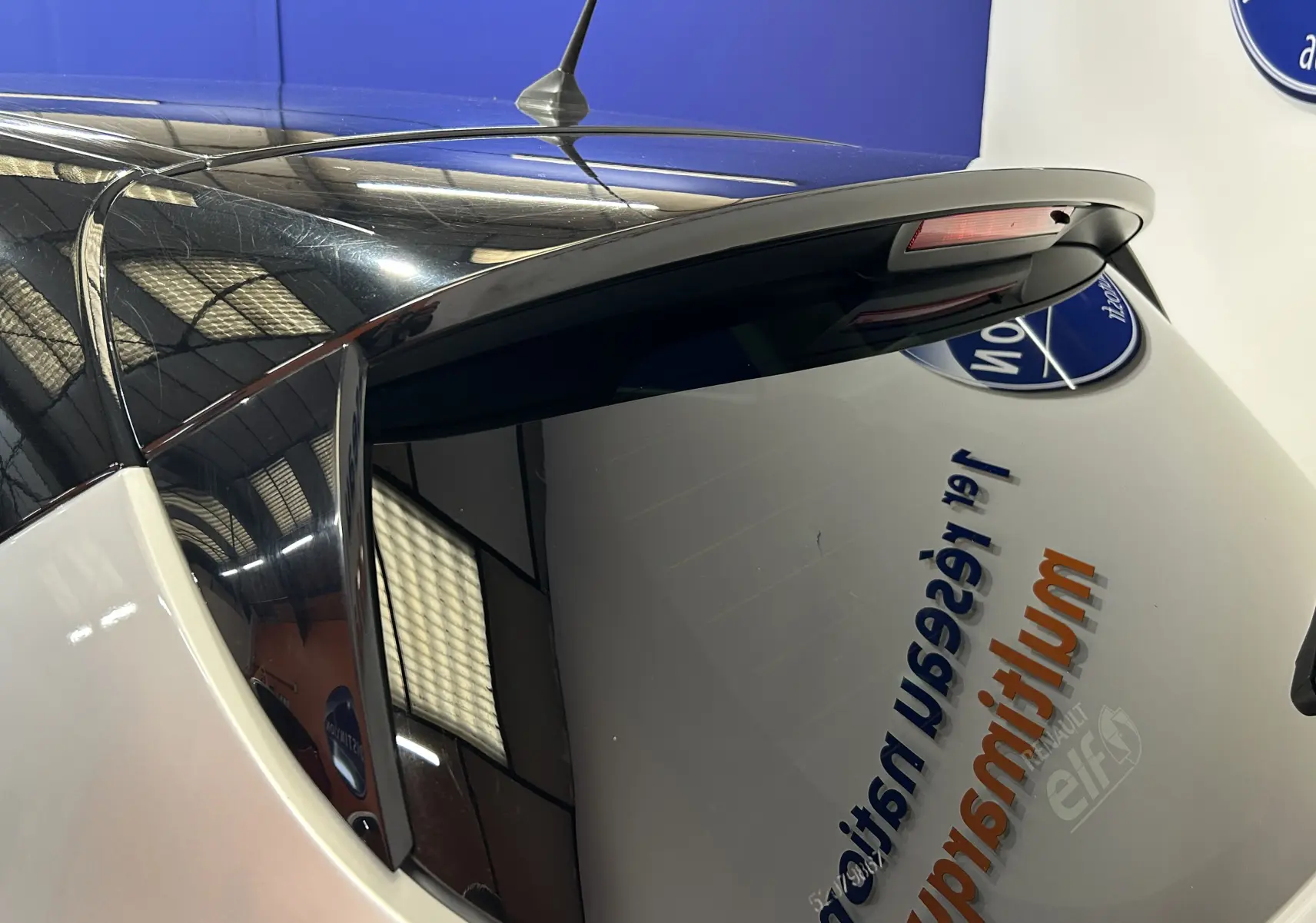 Toit et lunette arrière gris foncé du Renault Captur dCi 90ch energy Intens, vue en plongée rapprochée côté arrière droit.