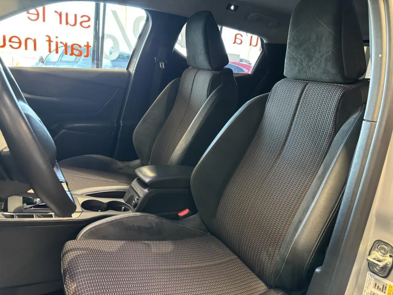 Vue intérieure côté droit montrant les sièges avant en tissu et alcantara du DS3 Crossback Crystal Pearl 2024.