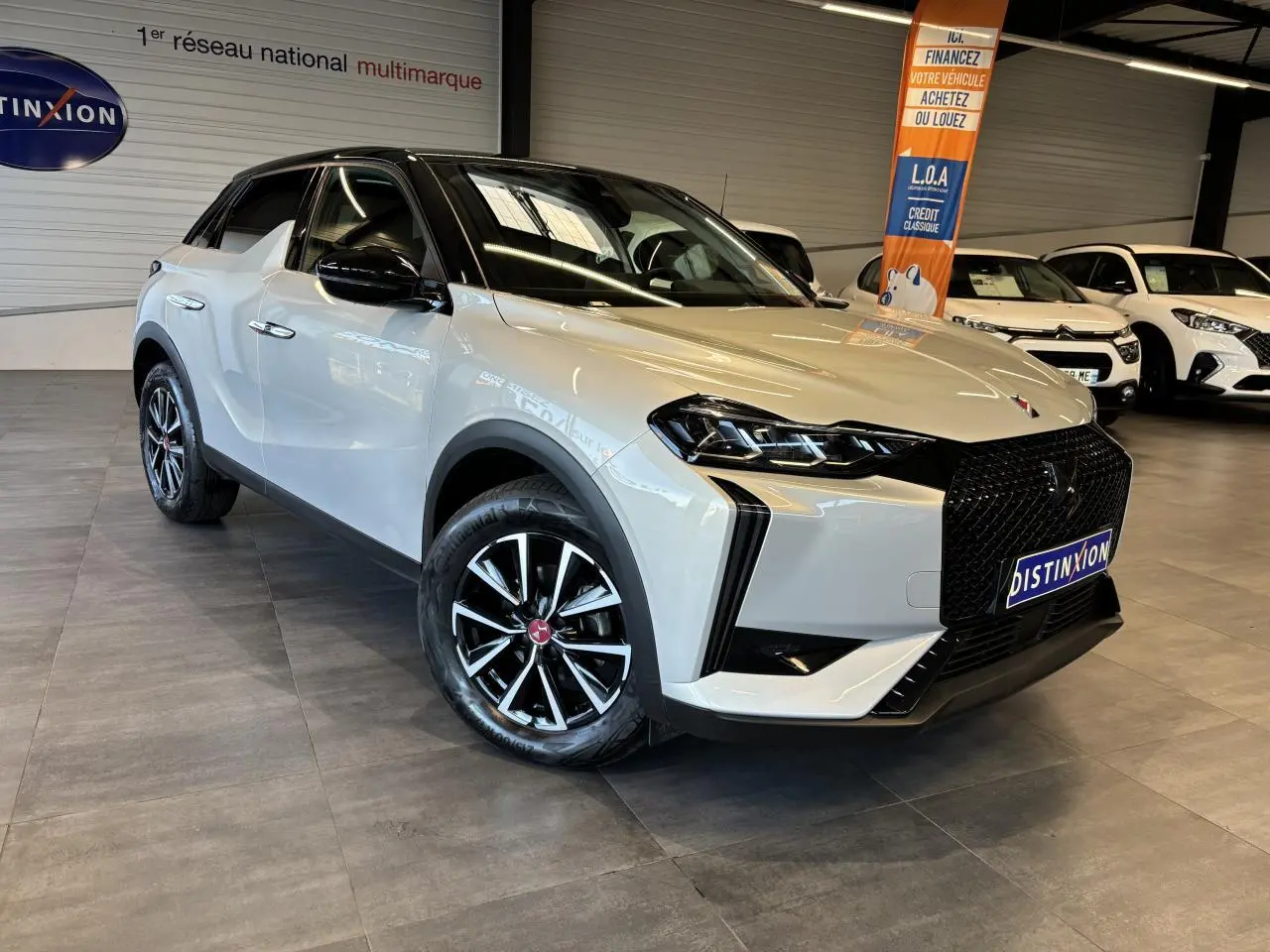 DS3 Crossback 2024 couleur Crystal Pearl, vue 3/4 avant droit, toit noir et calandre noire distinctive.