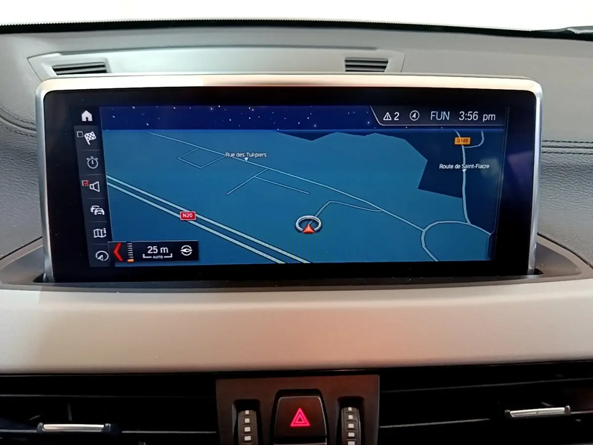 Écran tactile central affichant la navigation 3D dans l’habitacle du BMW X2 xDrive25e 2020.