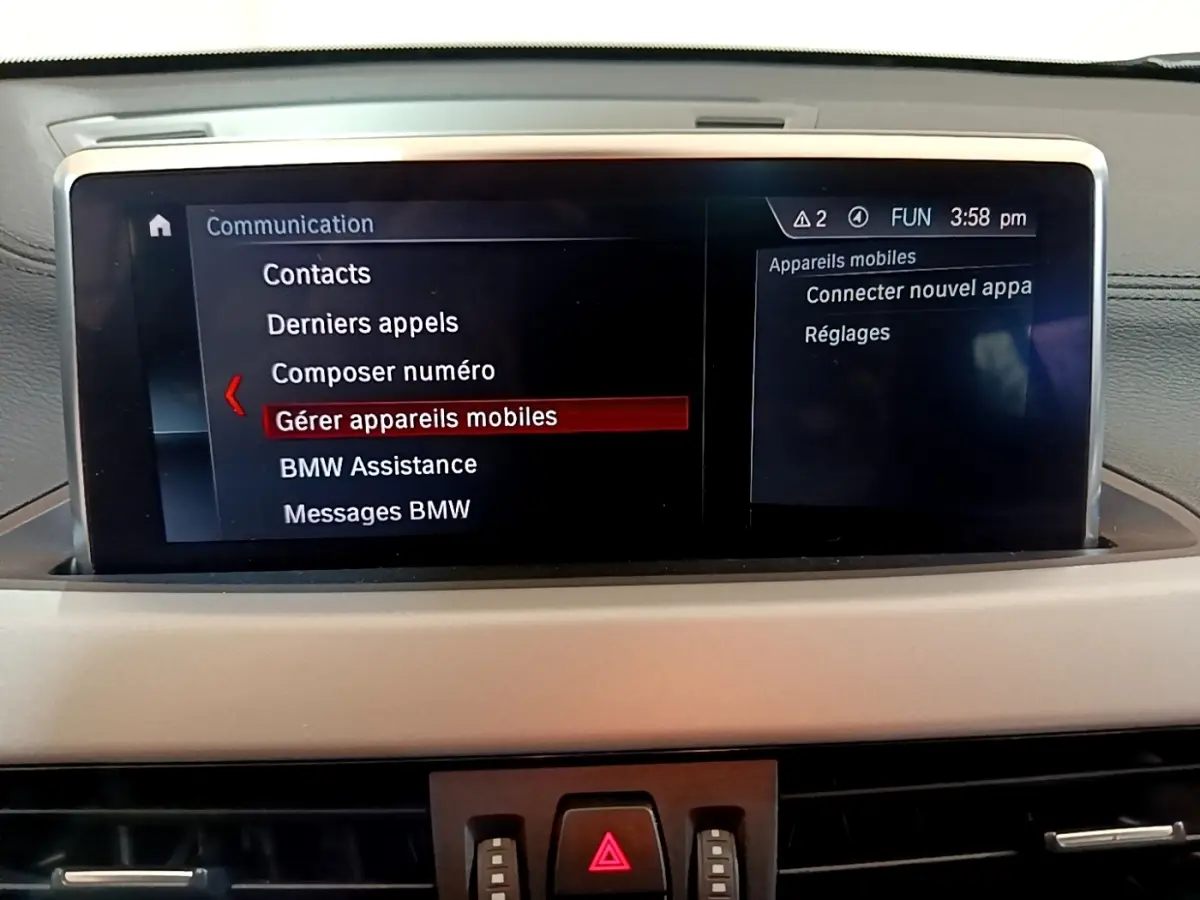 Écran tactile central du tableau de bord de BMW X2 xDrive25e, affichant le menu de gestion des appareils mobiles.