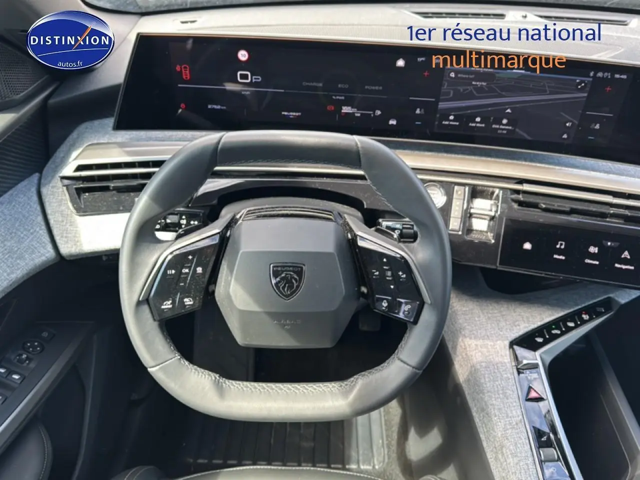 Vue intérieure centrée sur le volant cuir multifonction du Peugeot 5008 Hybrid 145 allure e-dcs6 avec tableau de bord numérique.