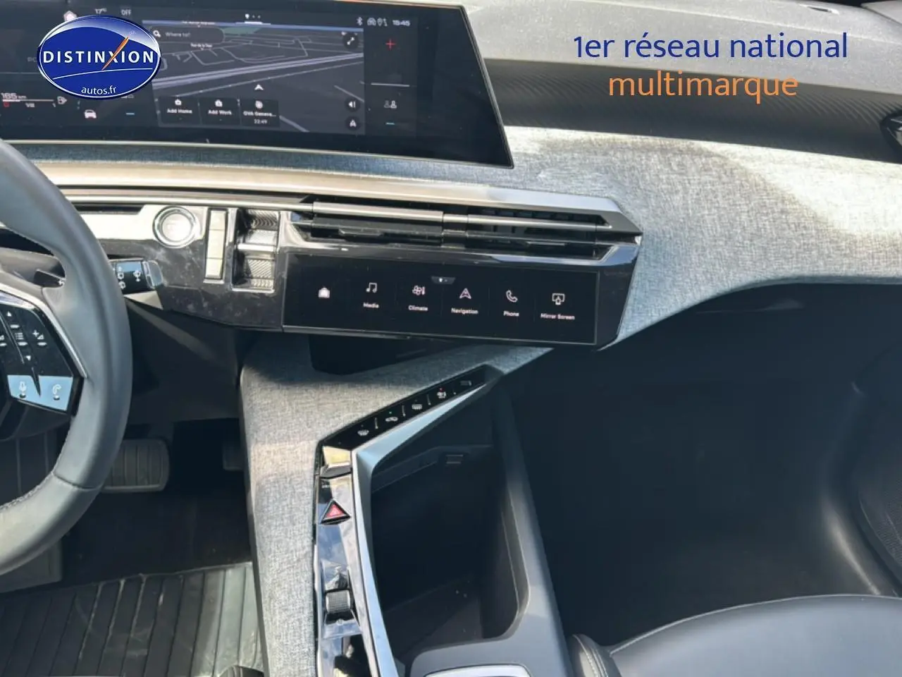 Vue intérieure côté passager du tableau de bord gris clair et noir du Peugeot 5008 Hybrid 145 Allure e-dcs6 2025.